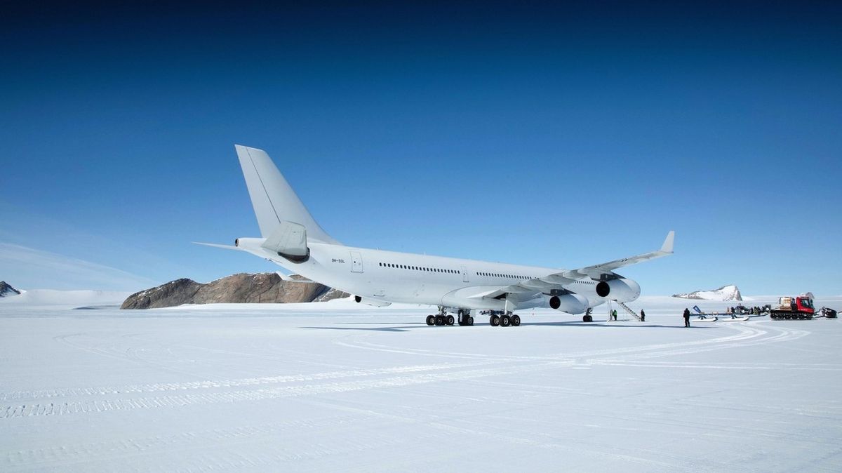V Antarktidě vůbec poprvé přistál velký airbus